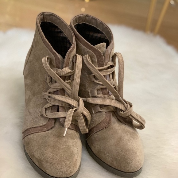 NWOT! Madden Girl Lace Up Wedge Booties, Suede 9 - Picture 2 of 9